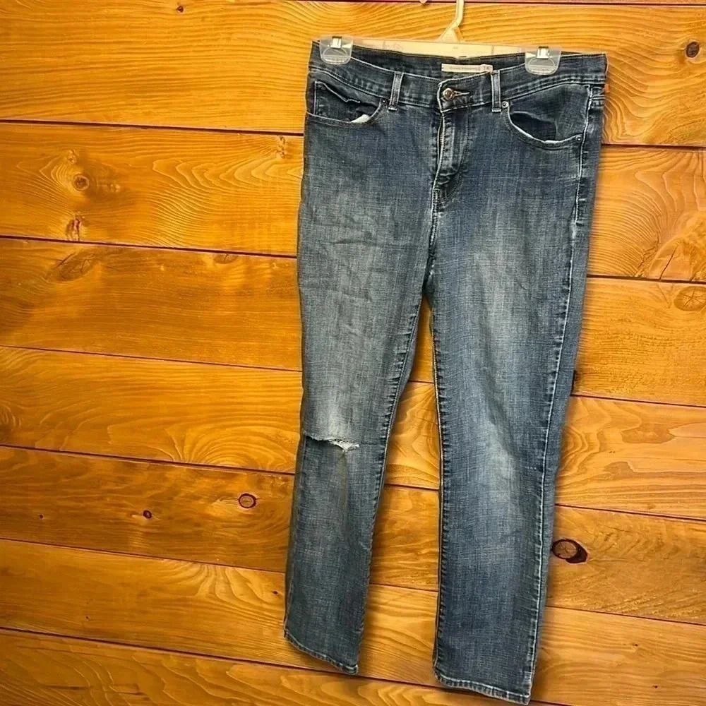 Womens Levis size 6 Classic‎ Straight Distressed hole in right knee streetwear